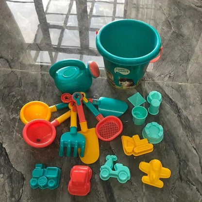 18 pieces of beach toys